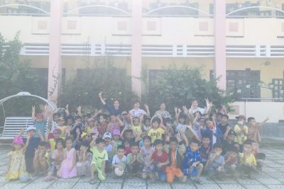 Để chuẩn bị tâm thế cho các cháu Mầm non 5 tuổi chuẩn bị vào lớp 1 năm học 2023 – 2024. Trường tiểu học Trà Bình phối hợp với trường Mầm non tổ chức cho các cháu sang tham quân trường lớp, giao lưu với các thầy cô và các anh chị lớp 1.