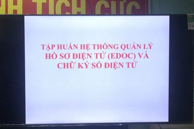Trường TH Trà Bình tổ chức tập huấn sử dụng hồ sơ điện tử.